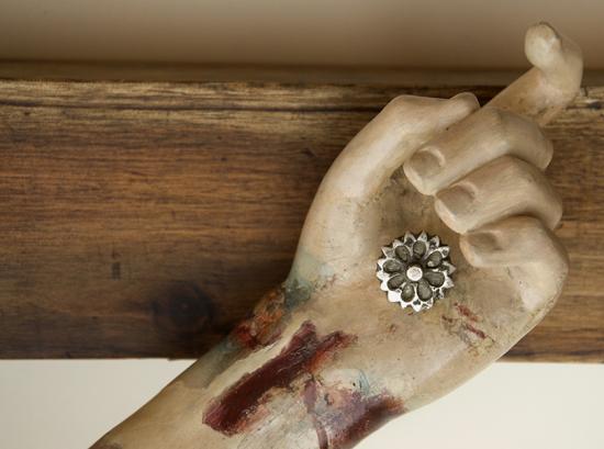 Detalle mano izquierda del Cristo agónico en la cruz. Fotografía: Archivo CNCR (V. Rivas, 2011).