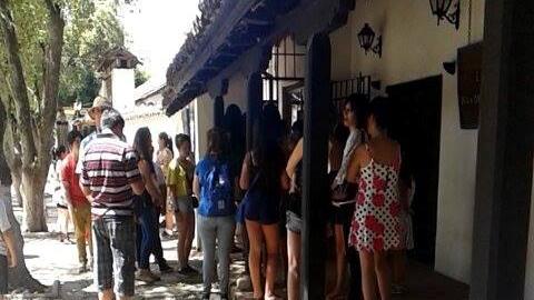 1.150 personas han visitado el Museo Histórico de Yerbas Buenas este 2016. Visitantes se congregan a la entrada del museo.