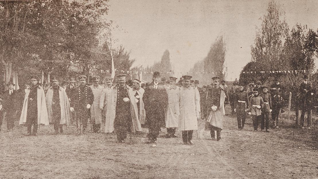 Registro de 1913. Autoridades en la plaza de Yerbas Buenas.