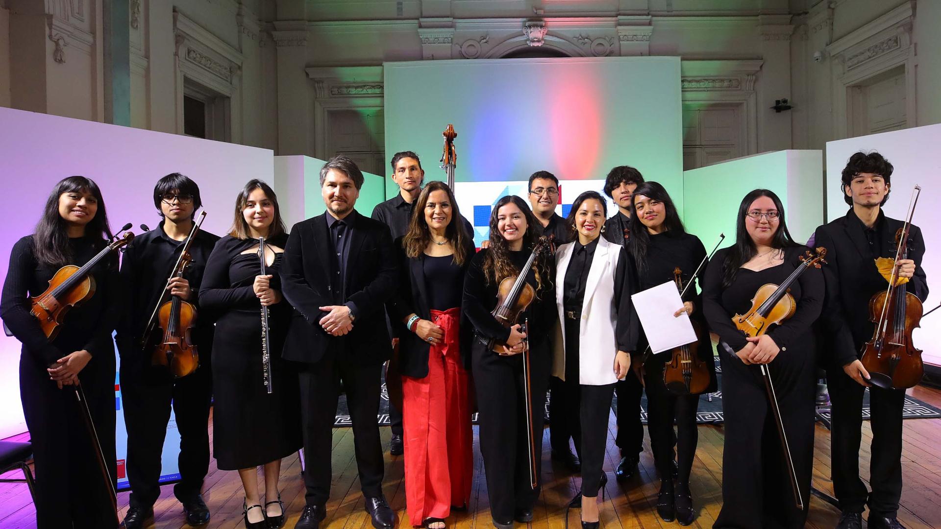 Autoridades de Culturs junto a integrantes 