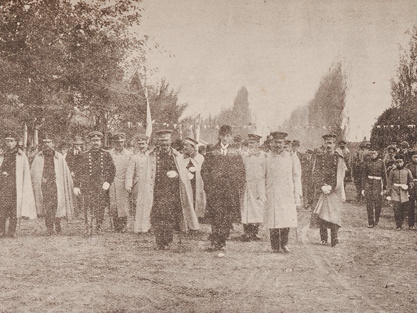 Registro de 1913. Autoridades en la plaza de Yerbas Buenas.