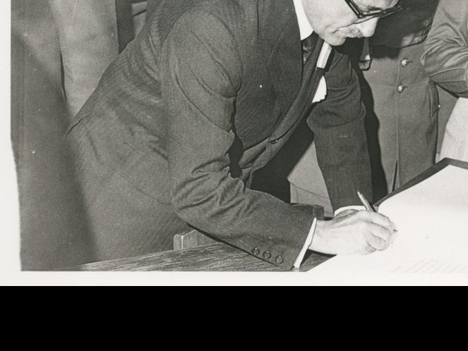 Emilio Beladiez, Embajador de España en Chile, firmando el libro. de la ceremonia de inauguración.