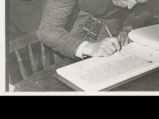 Don Roberto Hiribarren Eyheramendy, Alcalde de Yerbas Buenas, firmando libro de ceremonia de inauguración.