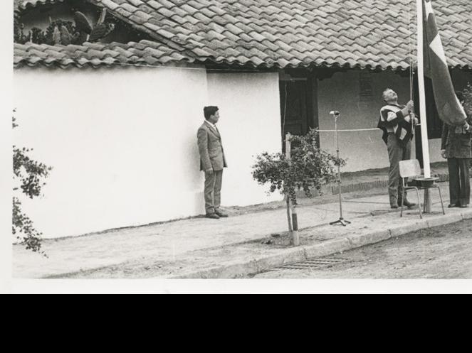 Izamiento de la bandera en ceremonia de inauguración del Museo.