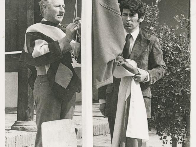 Izamiento de la bandera en ceremonia de inauguración del Museo.