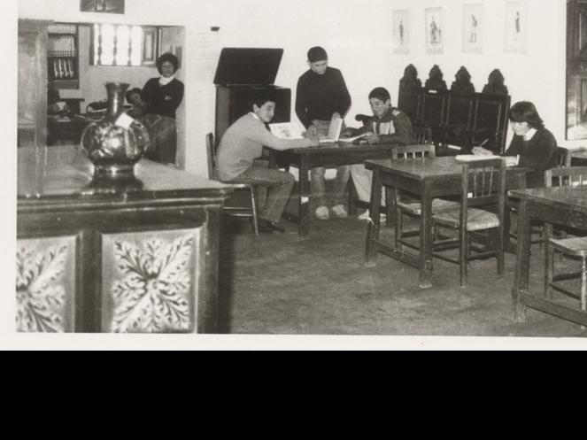 Interior del Museo donde estaban distribuidas las mesas para los estudiantes que acudían a la Biblioteca.