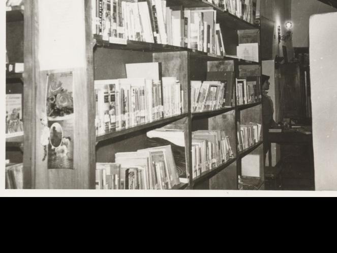 Depósito de libros de la Biblioteca y Museo de Yerbas Buenas. Año 1976.