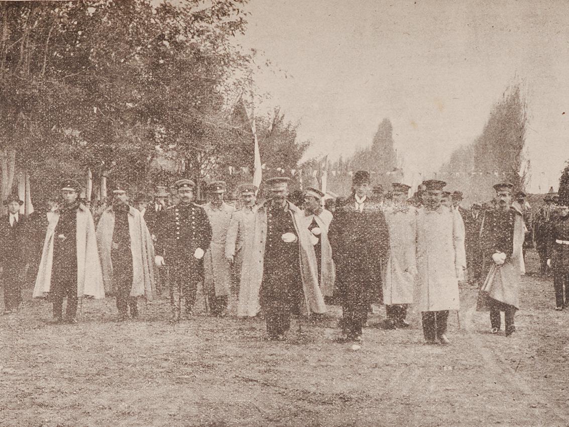 Vista de las autoridades y concurrencia durante el 27 de abril de 1913 en Yerbas Buenas