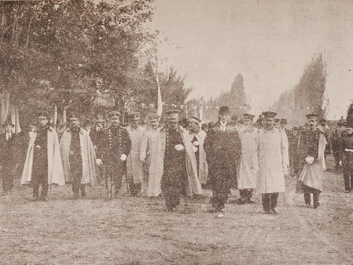 Vista de las autoridades y concurrencia durante el 27 de abril de 1913 en Yerbas Buenas