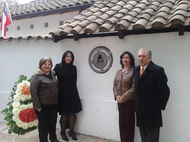 Personal del Museo junto a la placa Bicentenario