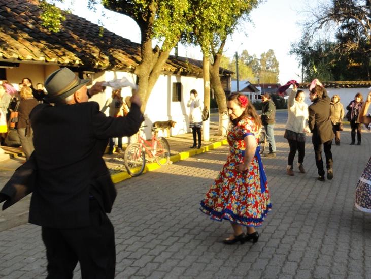 Señora Isabel bailando cueca