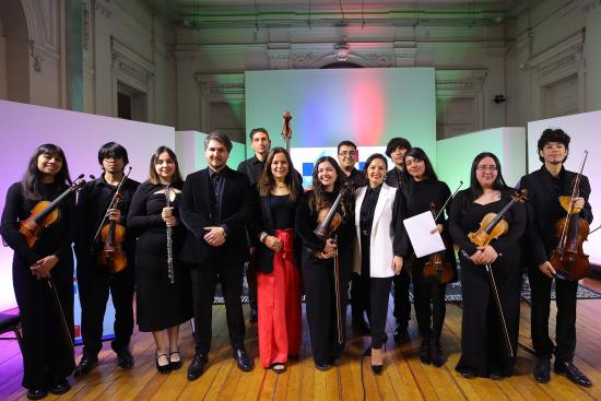 Autoridades de Culturs junto a integrantes 