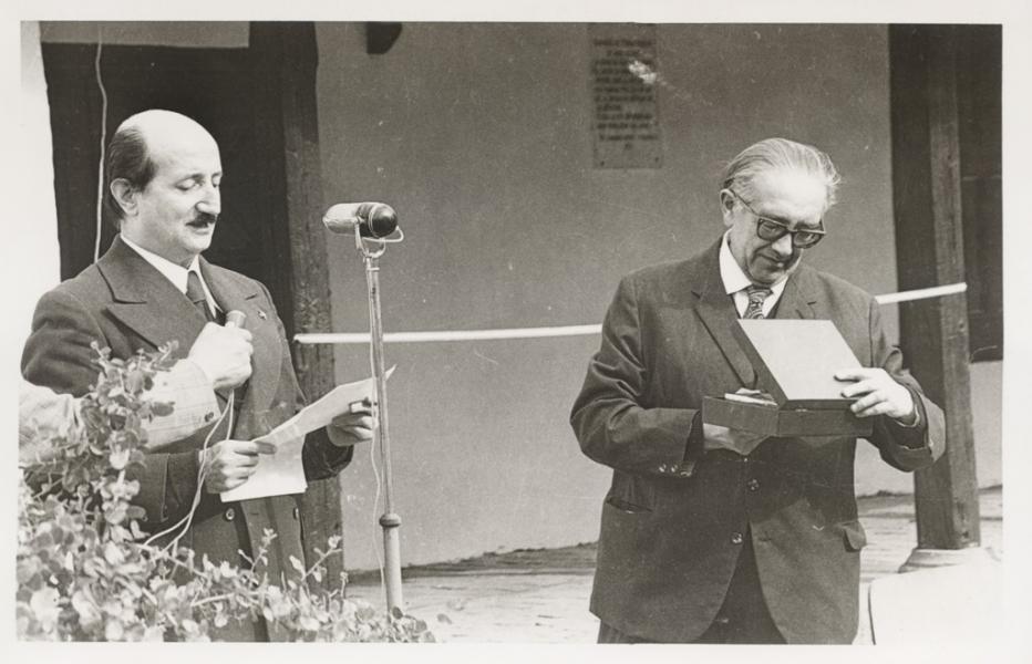 Don Roque Esteben Scarpa, Director de Bibliotecas, Archivos y Museos; Don Pedro Olmos, Conservador del Museo de Arte y Artesanía de Linares. Don Roque Esteben Scarpa, Director de Bibliotecas, Archivos y Museos; Don Pedro Olmos, Conservador del Museo de Arte y Artesanía de Linares.