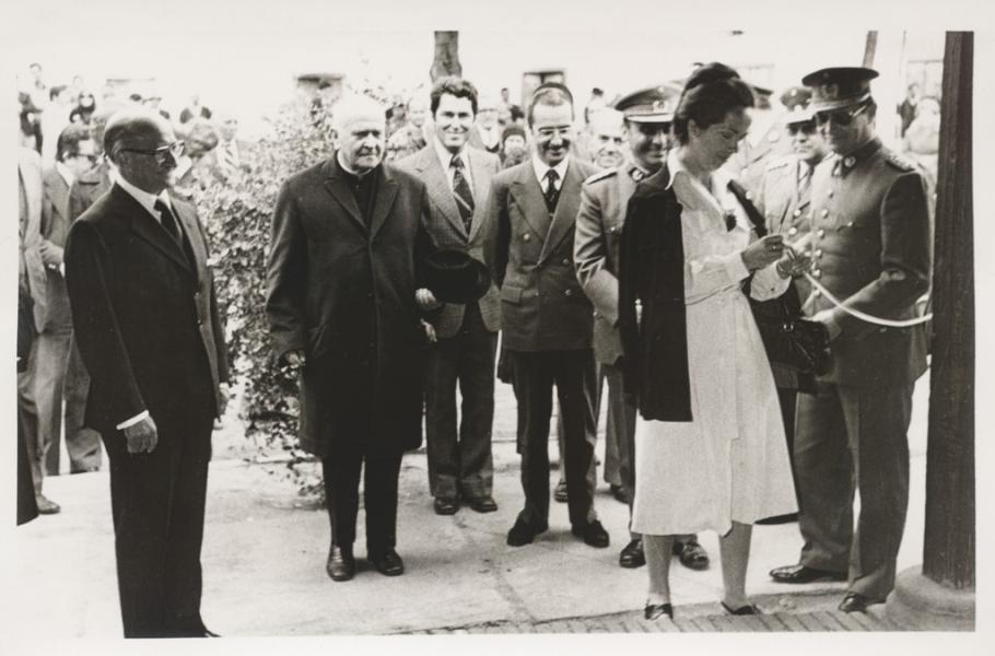 Autoridades cortando la cinta, en el corredor del Museo. Autoridades cortando la cinta, en el corredor del Museo.