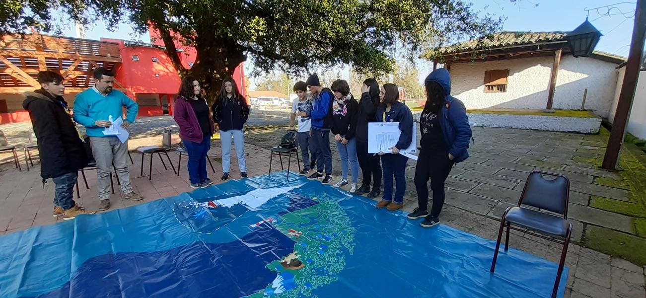 Yanina Caceres, guia scout y algunos miembros de la tropa y avanzada.