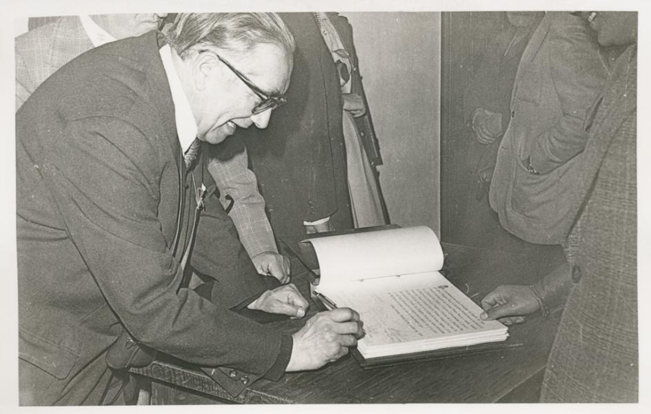 Libro de la ceremonia de inauguración del Museo. Libro de la ceremonia de inauguración del Museo.