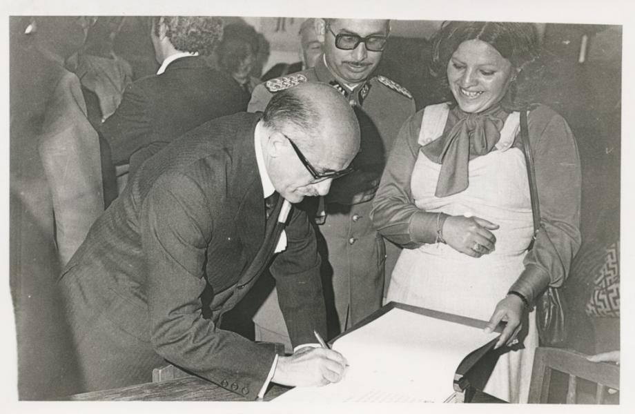 Emilio Beladiez, Embajador de España en Chile, firmando el libro. de la ceremonia de inauguración. Emilio Beladiez, Embajador de España en Chile, firmando el libro. de la ceremonia de inauguración.