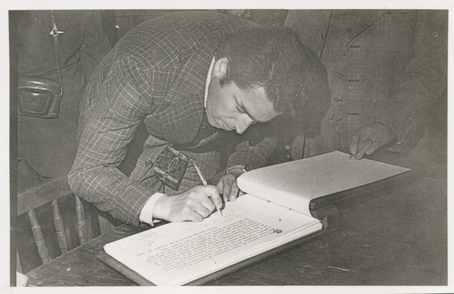 Don Roberto Hiribarren Eyheramendy, Alcalde de Yerbas Buenas, firmando libro de ceremonia de inauguración. Don Roberto Hiribarren Eyheramendy, Alcalde de Yerbas Buenas, firmando libro de ceremonia de inauguración.