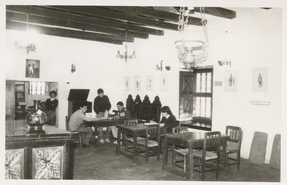 Interior del Museo donde estaban distribuidas las mesas para los estudiantes que acudían a la Biblioteca. Interior del Museo donde estaban distribuidas las mesas para los estudiantes que acudían a la Biblioteca.