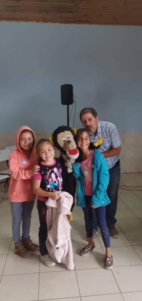 La Compañía Pequeñuelos que presentó la obra de títeres “Ankatu y el Pihuchén”