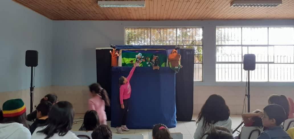 La Compañía Pequeñuelos que presentó la obra de títeres “Ankatu y el Pihuchén”