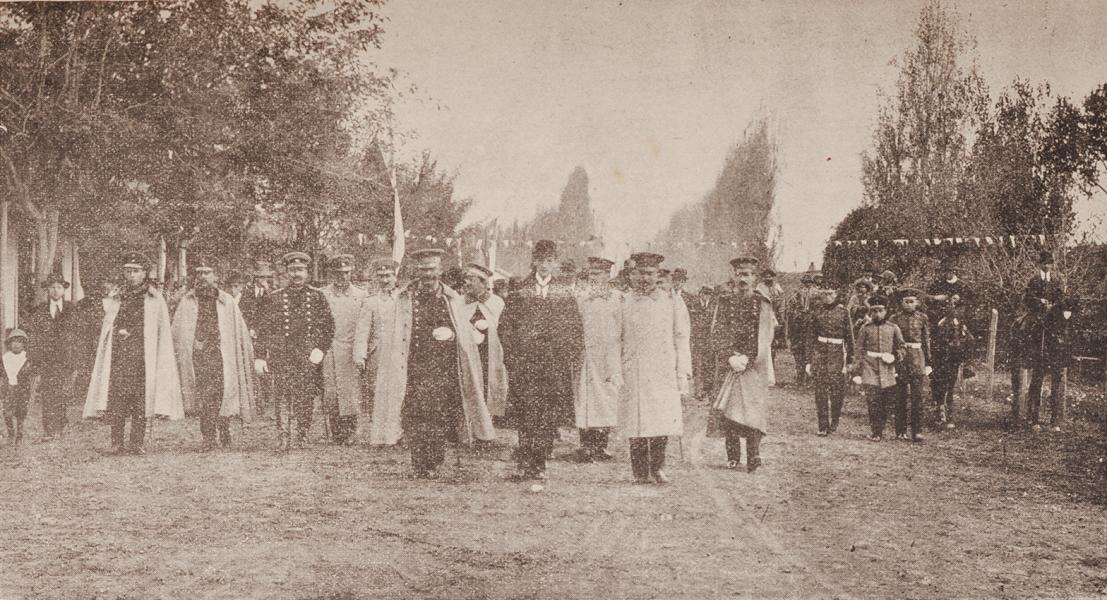 Vista de las autoridades y concurrencia durante el 27 de abril de 1913 en Yerbas Buenas Vista de las autoridades y concurrencia durante el 27 de abril de 1913 en Yerbas Buenas