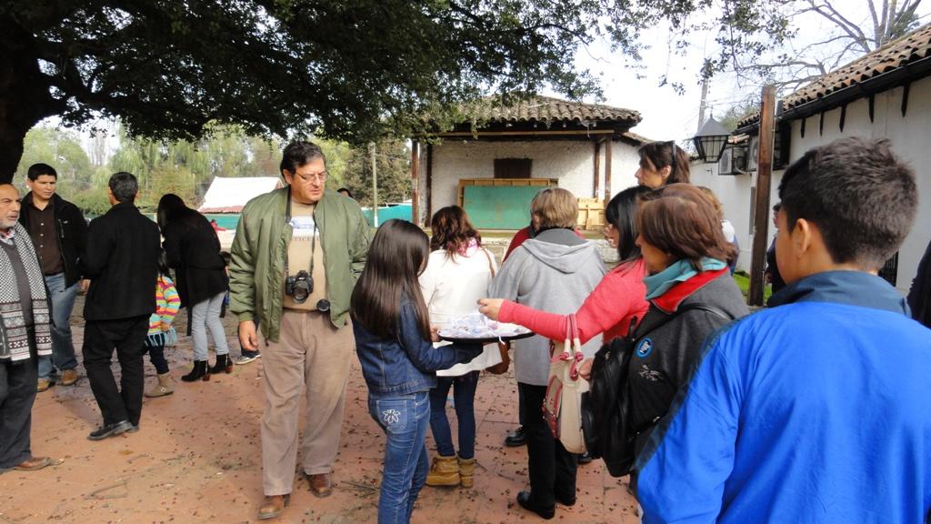 Entregando semillas de peumo