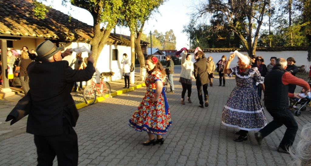 Señora Isabel bailando cueca