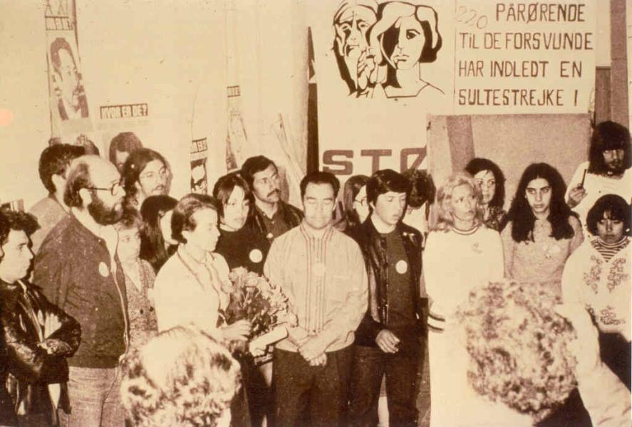 Huelga de hambre de exiliados/as en Dinamarca, en mayo de 1978. Posterior a la imagen aparecen los nombres: Alberto Merino, Ricardo Labarca, Adolfo Rogel, Magda Ruiz, Gladys Tapia, Guillermo Silva, María Luisa Mujica y Adriana Urrutia, entre otros. Donante: Magda Ruiz Méndez. Fotografía.