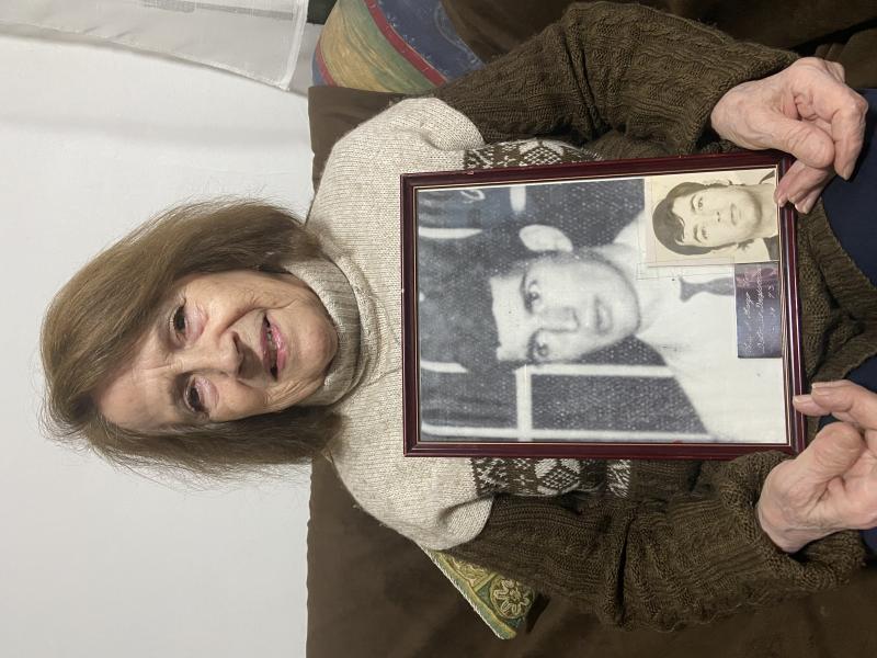 María Cristina Larfo Vera con la foto de su hermano Luis Alejandro, detenido a los 26 años y cuyos restos fueron encontrados en el Patio 29 del Cementerio general. Fue enterrado en 2017. Donante: María Cristina Largo Vera. Fotografía.