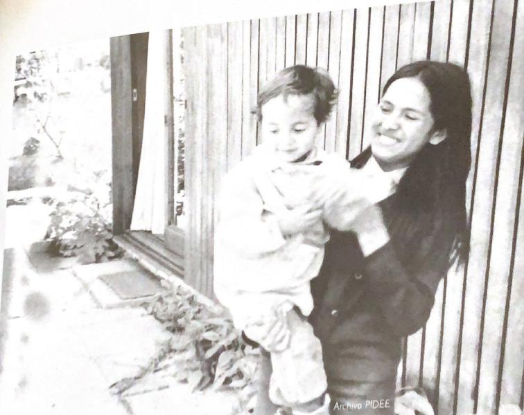 En la fotografía aparecen Gladys, de trece años, que estudiaba en Cumming con Mapocho e iba a buscar a su hermanoy Leandro Andrés (3) en el centro de cuidados (Jardín infantil) al que asistía este ultimo, financiado por un organismo internacional cuyo foco era el trabajo con NNA afectados por la violencia política. Fotografía de la página 93 del libro Casa Hogar: Un oasis en tiempos de represión (Agosto, 2017). Ana López Dietz, historiadora. María Rosa Verdejo Rodríguez, periodista. Gloria Maureira Lagos, psicóloga. Fundación PIDEE, 2017. Fotografía.