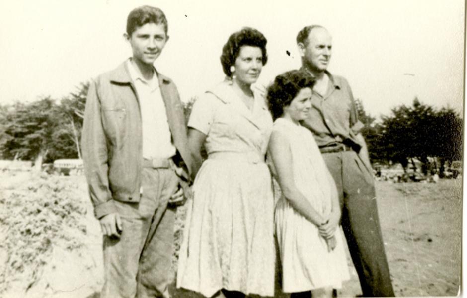Vacaciones familiares, de izquierda a derecha:  Jorge Müller, Irma Silva, Sonia Müller y Rudolph Müller . San Sebastián, Región de Valparaíso, 1960. Donante: Carlos Arriagada. Fotografía.