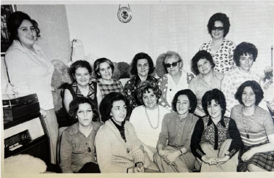 Fotografía en casa de Ofelia, Punta Arenas, octubre de 1974. La mayoría de las mujeres son esposas de presos políticos y que se estaban comunicando respeto a lo que pasada, y decidimos juntarnos para organizar el trabajo más ordenado, ayudar a compañeras que estaban en condiciones económicas más complejas. Donante: Iris Toledo. Fotografía.